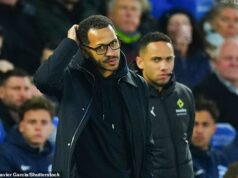 Liam Rosenior é DEMITIDO pelo Chelsea: Blues demitem o técnico após a quinta derrota consecutiva – encerrando o período sombrio do técnico depois de menos de QUATRO meses no cargo O Chelsea demitiu o técnico Liam Rosenior após menos de quatro meses no cargo