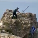 Libanês remove bandeira israelense de castelo no sul do Líbano