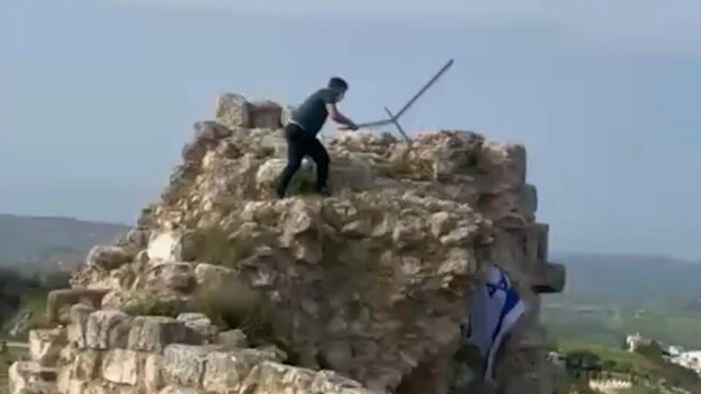 Libanês remove bandeira israelense de castelo no sul do Líbano
