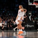 Satou Sabally, do Phoenix Mercury, reagindo a um chute sobre Emma Meesseman, do New York Liberty, durante um jogo dos playoffs da WNBA.