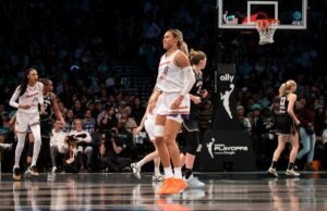 Liberty contrata All-Star Satou Sabally na agência gratuita WNBA para construir Big 4 Satou Sabally, do Phoenix Mercury, reagindo a um chute sobre Emma Meesseman, do New York Liberty, durante um jogo dos playoffs da WNBA.