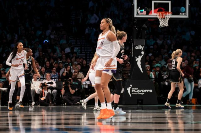 Satou Sabally, do Phoenix Mercury, reagindo a um chute sobre Emma Meesseman, do New York Liberty, durante um jogo dos playoffs da WNBA.