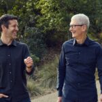 Tim Cook caminhando com John Ternus