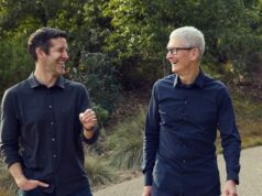 Líderes de tecnologia, Trump e outros reagem à saída de Tim Cook do cargo de CEO da Apple Tim Cook caminhando com John Ternus