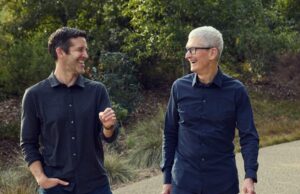 Líderes de tecnologia, Trump e outros reagem à saída de Tim Cook do cargo de CEO da Apple Tim Cook caminhando com John Ternus