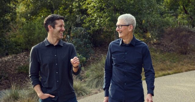 Tim Cook caminhando com John Ternus