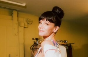 Lily Allen, sem sutiã, exibe um grande sideboob em um conjunto atrevido de estrelas e listras para fotos escaldantes dos bastidores de sua turnê americana Lily Allen acelerou o pulso com fotos escaldantes dos bastidores antes de subir ao palco em Boston em meio à etapa americana de sua turnê West End Girl na segunda-feira
