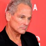 Lindsey Buckingham, ex-guitarrista do Fleetwood Mac, atacada por uma mulher em Santa Monica