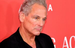 Lindsey Buckingham, ex-guitarrista do Fleetwood Mac, atacada por uma mulher em Santa Monica Lindsey Buckingham, ex-guitarrista do Fleetwood Mac, atacada por uma mulher em Santa Monica