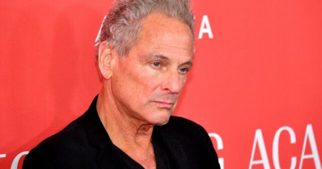 Lindsey Buckingham, ex-guitarrista do Fleetwood Mac, atacada por uma mulher em Santa Monica
