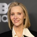 Lisa Kudrow diz que os escritores de 'Friends' eram 'em sua maioria homens' que ficavam 'acordados até tarde discutindo suas fantasias sexuais' sobre suas colegas de elenco