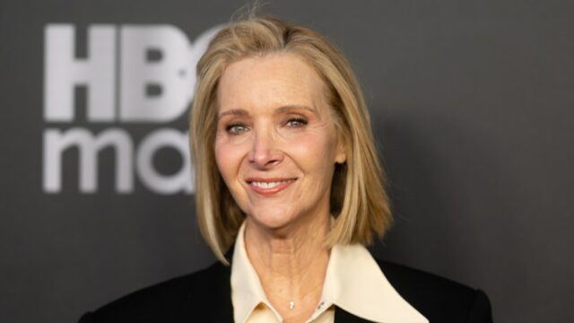 Lisa Kudrow diz que os escritores de 'Friends' eram 'em sua maioria homens' que ficavam 'acordados até tarde discutindo suas fantasias sexuais' sobre suas colegas de elenco
