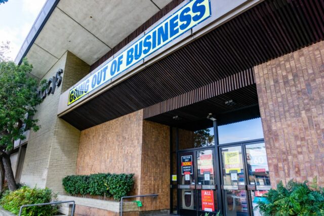 Lista de lojas que fecham em abril
