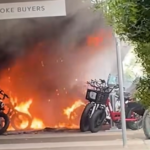 Várias motos foram vistas pegando fogo.
