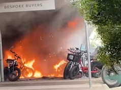 Loja de bicicletas elétricas pega fogo em Byron Bay Várias motos foram vistas pegando fogo.