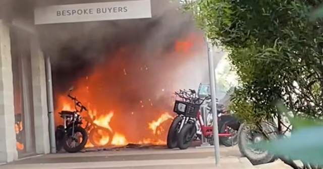 Loja de bicicletas elétricas pega fogo em Byron Bay Várias motos foram vistas pegando fogo.