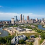 Lojas de departamentos abandonadas estão sendo usadas para abrigar a crescente população da Geração Z nesta cidade do Cinturão da Ferrugem