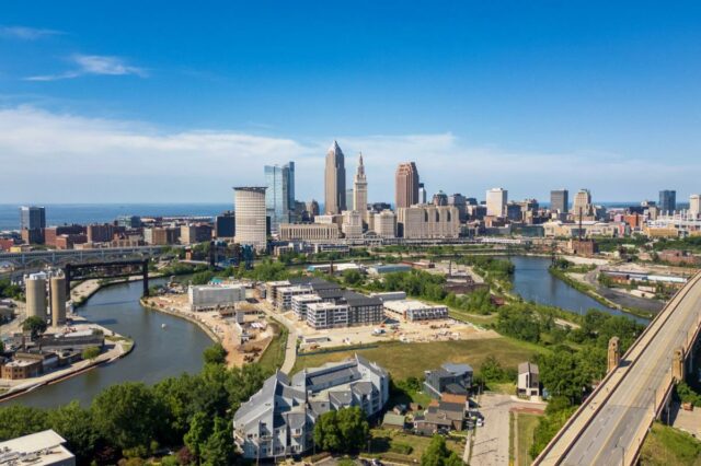 Lojas de departamentos abandonadas estão sendo usadas para abrigar a crescente população da Geração Z nesta cidade do Cinturão da Ferrugem
