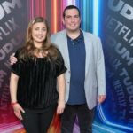 Amor no espectro Stars Abbey e David estão conversando sobre casamento