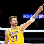 Luka Doncic, do Lakers, atinge marco na carreira ao retornar da suspensão da NBA