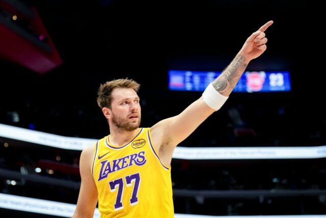Luka Doncic, do Lakers, atinge marco na carreira ao retornar da suspensão da NBA
