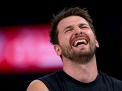 Luka Doncic toma decisão extrema de retornar para os playoffs do Lakers OKLAHOMA CITY, OKLAHOMA - APRIL 02: Luka Doncic #77 of the Los Angeles Lakers reacts after a play during the second half against the Oklahoma City Thunder at the Paycom Center on April 2, 2026 in Oklahoma City, Oklahoma. NOTE TO USER: User expressly acknowledges and agrees that, by downloading and or using this photograph, User is consenting to the terms and conditions of the Getty Images License Agreement. (Photo by Cooper Neill/Getty Images)