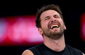 Luka Doncic toma decisão extrema de retornar para os playoffs do Lakers OKLAHOMA CITY, OKLAHOMA - APRIL 02: Luka Doncic #77 of the Los Angeles Lakers reacts after a play during the second half against the Oklahoma City Thunder at the Paycom Center on April 2, 2026 in Oklahoma City, Oklahoma. NOTE TO USER: User expressly acknowledges and agrees that, by downloading and or using this photograph, User is consenting to the terms and conditions of the Getty Images License Agreement. (Photo by Cooper Neill/Getty Images)