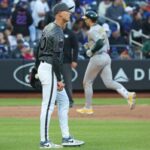 O arremessador do New York Mets, Luke Weaver, reage enquanto o defensor esquerdo do Athletics, Tyler Soderstrom, contorna as bases após acertar um home run de três corridas.