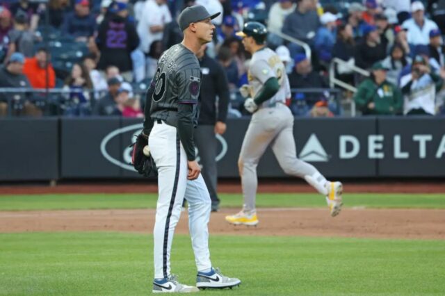 O arremessador do New York Mets, Luke Weaver, reage enquanto o defensor esquerdo do Athletics, Tyler Soderstrom, contorna as bases após acertar um home run de três corridas.