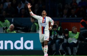 Lyon vence o PSG por 2 a 1 e dá ao Lens esperança renovada na corrida pelo título da Ligue 1 Lyon vence o PSG por 2 a 1 e dá ao Lens esperança renovada na corrida pelo título da Ligue 1