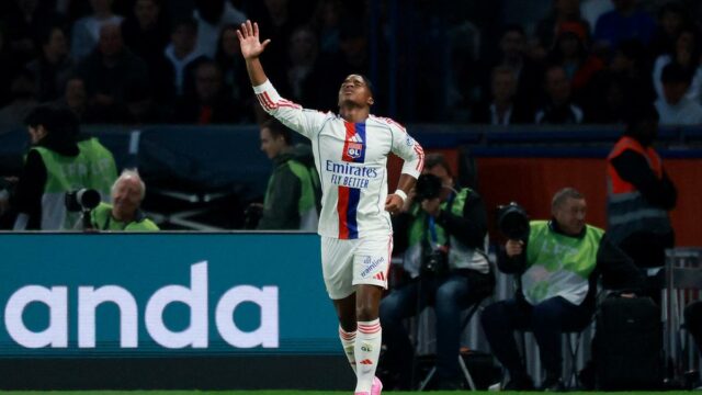 Lyon vence o PSG por 2 a 1 e dá ao Lens esperança renovada na corrida pelo título da Ligue 1
