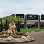 Entrada do cassino MGM Northfield Park em Ohio com estátua de leão após a venda do MGM Resorts por US$ 546 milhões para o Clairvest Group
