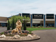 MGM conclui venda de Northfield Park por US$ 546 milhões Entrada do cassino MGM Northfield Park em Ohio com estátua de leão após a venda do MGM Resorts por US$ 546 milhões para o Clairvest Group