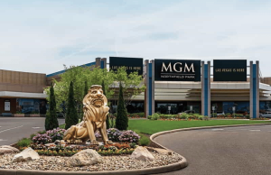 MGM conclui venda de Northfield Park por US$ 546 milhões Entrada do cassino MGM Northfield Park em Ohio com estátua de leão após a venda do MGM Resorts por US$ 546 milhões para o Clairvest Group