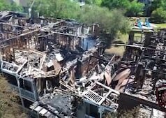 Mãe da Geórgia joga filhas pela janela do terceiro andar para escapar de incêndio em apartamento Mãe da Geórgia joga filhas pela janela do terceiro andar para escapar de incêndio em apartamento