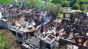 Mãe da Geórgia joga filhas pela janela do terceiro andar para escapar de incêndio em apartamento Mãe da Geórgia joga filhas pela janela do terceiro andar para escapar de incêndio em apartamento