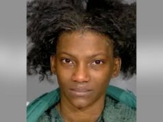 Mãe de Indiana é acusada de negligência depois que bebê recém-nascido morre enquanto dormia junto Pais deixaram filho de 22 meses morrer com 'pedaços de cama' na garganta e disseram ao 911 que ele estava 'além de qualquer ajuda'