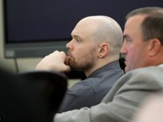 Mãe do motorista da FedEx que assassinou Athena Strand desmorona no tribunal ao descrever a infância do filho assassino A mãe do assassino da FedEx, Tanner Horner, testou sua educação em seu julgamento na quarta-feira. Horner é visto ouvindo depoimento no tribunal