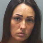 Professora da primeira série no Tennessee é presa e acusada de abusar dos próprios filhos