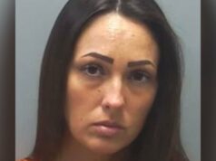 Mãe é presa depois que criança disse à professora que ela supostamente os chutou e os ‘sufocou’ Professora da primeira série no Tennessee é presa e acusada de abusar dos próprios filhos