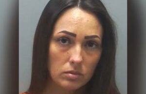 Mãe é presa depois que criança disse à professora que ela supostamente os chutou e os ‘sufocou’ Professora da primeira série no Tennessee é presa e acusada de abusar dos próprios filhos