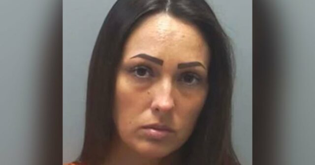 Professora da primeira série no Tennessee é presa e acusada de abusar dos próprios filhos