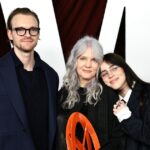 A jovem Billie Eilish ajuda a mãe a fazer uma salada em 2004.