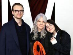 Maggie Baird está escrevendo um livro de receitas para crianças Billie Eilish e Finneas com ‘Coisas com as quais eles cresceram’ A jovem Billie Eilish ajuda a mãe a fazer uma salada em 2004.