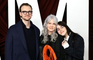 Maggie Baird está escrevendo um livro de receitas para crianças Billie Eilish e Finneas com ‘Coisas com as quais eles cresceram’ A jovem Billie Eilish ajuda a mãe a fazer uma salada em 2004.