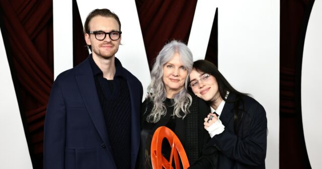 A jovem Billie Eilish ajuda a mãe a fazer uma salada em 2004.