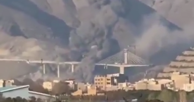 'Mais a seguir': Trump publica vídeo da principal ponte iraniana cortada ao meio
