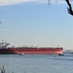 As duas maiores refinarias de petróleo do país trarão mais combustível para terra para colmatar a escassez de abastecimento. Foto: Lukas Coch/AAP PHOTOS