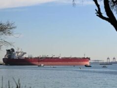 Mais combustível fluirá após acordo com fornecedores, alívio de preços ainda está a meses de distância As duas maiores refinarias de petróleo do país trarão mais combustível para terra para colmatar a escassez de abastecimento. Foto: Lukas Coch/AAP PHOTOS