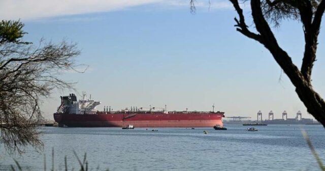 As duas maiores refinarias de petróleo do país trarão mais combustível para terra para colmatar a escassez de abastecimento. Foto: Lukas Coch/AAP PHOTOS